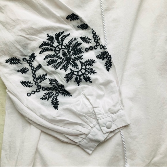 Like New Who What Wear Embroidered Sleeve Boho Peasant Cotton Top with Tassels S - Picture 3 of 7